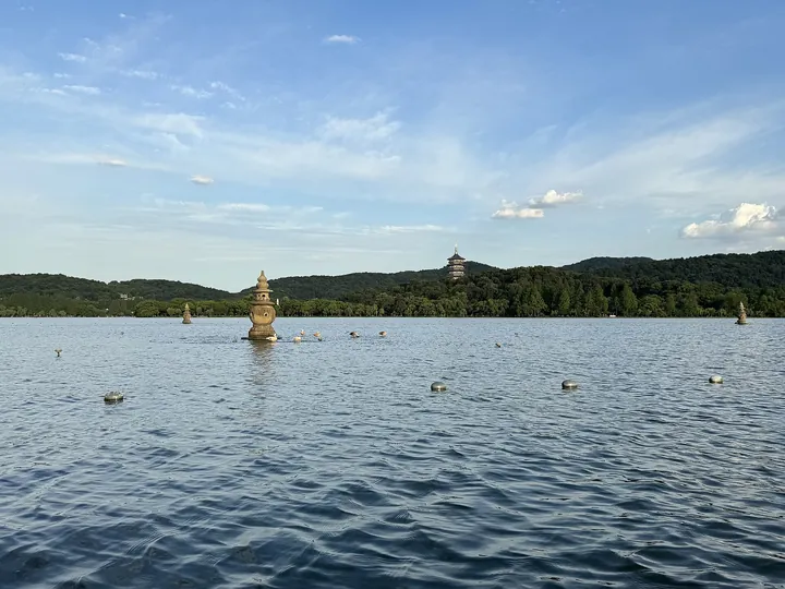 Le lac de l’Ouest (西湖) et les lanternes de pierre des « Trois étangs reflétant la lune »